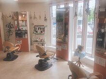 ヘアーメイク ケーツー(Hair Make K2)の雰囲気（明るい店内）