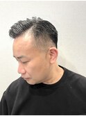 定番のシチサンスタイル。ツーブロック刈り上げビジネスマン