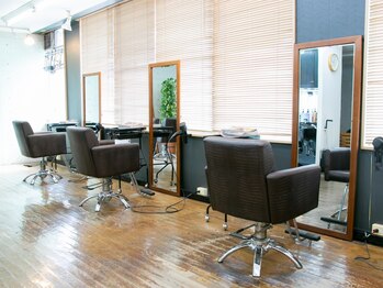 バグース(Bagus)の写真/《ご家族でのご来店も大歓迎》幅広い世代から愛される、緑豊かなアットホームサロン。お子様連れも◎