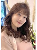 大人可愛い韓国風アッシュベージュくびれ外ハネパーマミディアム