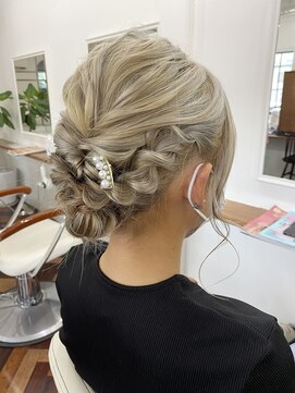 ヘアーアンドメイクアップモパ シニヨンスタイル