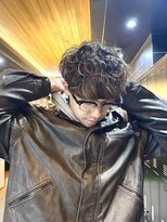 オフ(off)&nbsp;無造作パーマにハイライトでより立体感のあるメンズスタイル