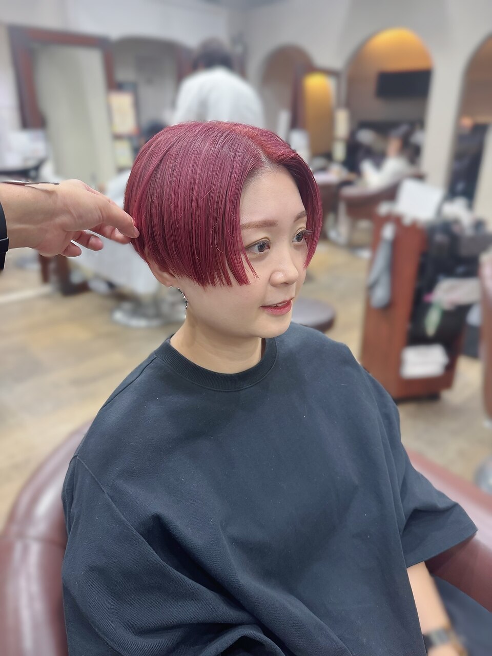 ハンサムショート 刈り上げショート チェリーレッド 前髪なし