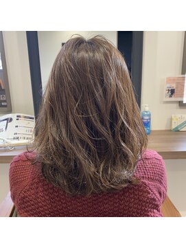 ピアーネ(PIANE) ハイライトで動き際立つグレージュミディ