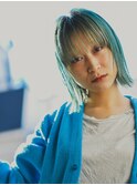 古着が似合う髪　ペールグリーンワイドバング切りっぱなしボブ