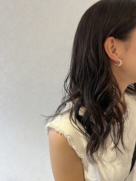 サムトゥルー(Sum True) 夏感とどこか秋を感じさせるスタイル