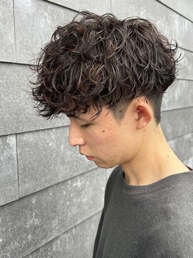 ヒュイル バイ ニアウ(Hwyl by Niau) メンズマッシュパーマ波巻スパイラルパーマニュアンスパーマ眉毛