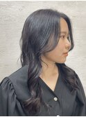 ウェーブロングコテ巻き暗髪スタイル