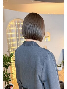 ヒビヲ 天神警固(HIBIO) ショートボブ切りっぱなしボブタッセルボブブリーチダブルカラー