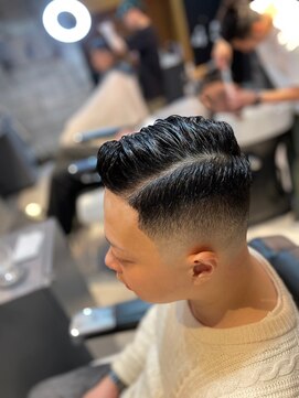 フランクスバーバー アンド ビアークラブ(FRANK'S BARBER and BEER CLUB) フェードカットサイドパートスタイル