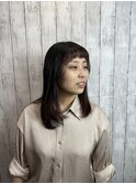前髪パッツンのミディアムインナーカラー