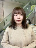 くすみベージュ×レイヤーカット