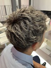 淡い透明感が人気のポイント！「プラチナグレージュ」メンズ/眉毛/ブリーチ/パーマ/学割/カラー