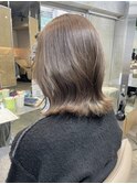 切りっぱなしボブ外ハネ外国人風ボブヘーゼルベージュアッシュ