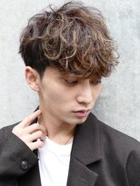 フィフス(fifth)&nbsp;前下がりマッシュ　スパイラルパーマ　ツーブロック  ハイライト