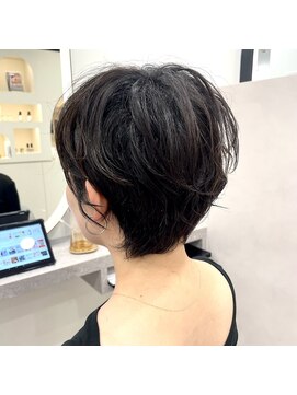 アイコニックナゴヤ(AIconic nagoya) 耳かけフェミニンショートパーマ　by楠原やすよ