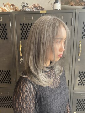 アチーブリス(achieve Liss) シルバーグレージュダブルカラー大人可愛いハイトーンセミロング