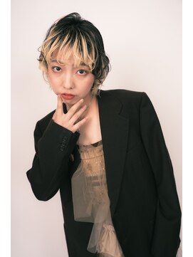 ルシードスタイルアンディアーモ(LUCIDO STYLE andiamo) ハッシュボブマレットヘアホワイトブロンド外ハネパーマ