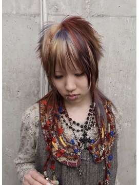 オーン 渋谷(OOn) レッド×ブラウンのコントラストデザイン