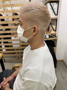 キューズ クラブ(cuz KLUB) 【cuzKLUB】ミルクティシルバーカラー×スキンフェード［池袋］