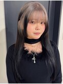 個性引き立つホワイトグレージュ×艶ブラックのインナーカラー