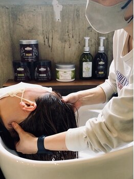 クリブ ヘアデザイン(KRIB HAIR DESIGN)の写真/頭皮から美しく健康な髪へ♪頭皮の汚れを落とし血行促進◎髪も心も癒される至福の時間をご提供いたします！