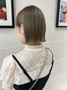 ピークアブー 銀座中央通り(PEEK-A-BOO) ダブルカラーベージュぱっつんボブ外はねボブ