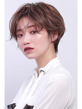 ピークアブー 銀座中央通り(PEEK-A-BOO) くせ毛風、センターパート大人ショート