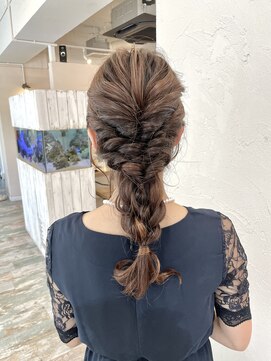 リノカヒリ(Lino kahili) 編みおろしヘアアレンジ