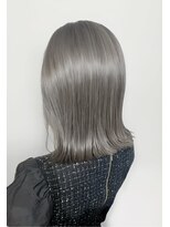 ミスグランディーヴィラス(Miss Grandee VILLAS)&nbsp;切りっぱなし外はね/ダブルカラーグレージュ/ツヤボブ