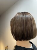 明るめアッシュベージュ×ミニボブ