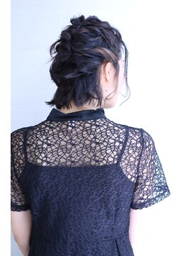 オーロ(ORO) ボブヘアでもねじってあげれる簡単アレンジ