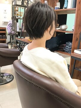 アンルポン(un.le.pont) 小顔耳かけネイビーカラーマニッシュショートフレンチボブ