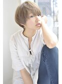 バレイヤージュアッシュカラーツヤ感ノーブル前下がりショート