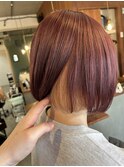 ピンクブラウンのボブにベージュのインナーカラーを。