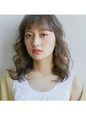 "カーリーなミディアムスタイル"