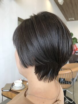 チルハウス(Chill-hus) 黒髪暗髪＊まるみ小顔透け感バングすっきり奥行きショート
