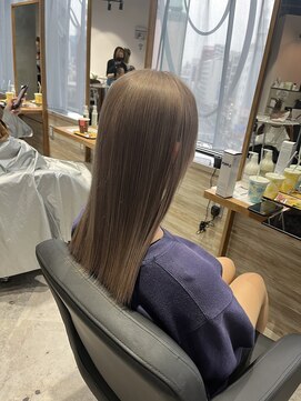 リーオオサカ(Lee Osaka) ベージュカラー×東芽生