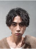 メンズミディアムパーマセンターパートウルフカット縦落ちパーマ