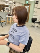 ヒビヲ(HIBIO) ショートボブ切りっぱなしボブタッセルボブミルクティーベージュ