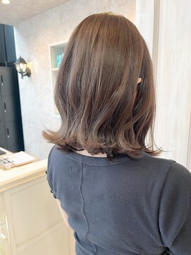 キャアリー(Caary) 福山人気切りっぱなしミディアムボブ外ハネスモーキーベージュ