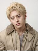 金髪ハイトーンカラーメンズショートツーブロックフェザーパーマ