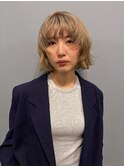 外国人風ミルクティーベージュにラフな動きを＋したボブ