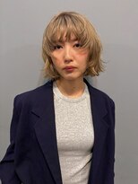 オーオ シカシカ(OOO YY)&nbsp;外国人風ミルクティーベージュにラフな動きを＋したボブ