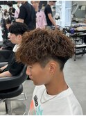 縦落ちパーマスペインカール刈り上げメンズヘア波巻きパーマ