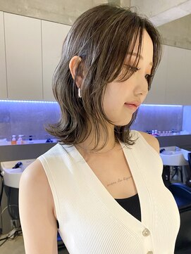 エリマ 調布(elima) くびれレイヤーミディアム アッシュベージュ ハイライト