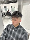 前下がりツイストスパイラルパーマ/0mm/9mmフェードスタイル