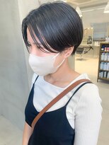 テトヘアー(teto hair) ハンサムショート、暗髪、センターパート、中性ショート
