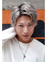 クロムトウキョウ ザ バーバー ネオン 新宿店(CHROM TOKYO the Barber ne/on)&nbsp;センターパート/シルバー/ツイストスパイラルパーマ