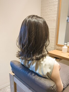 カダン(Kadan) 外ハネミディアム/グレージュカラー/アースカラー/軽め/20代30代